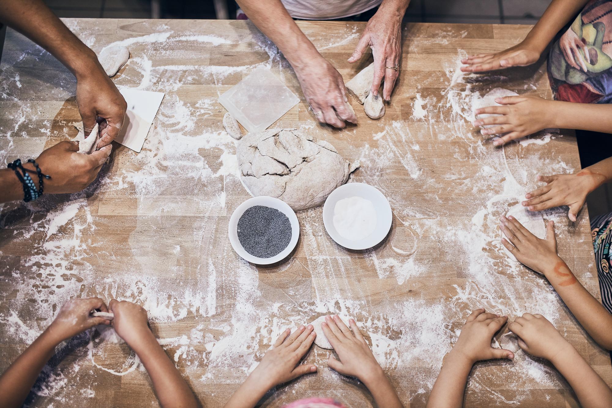 Allievi al tavolo che impastano