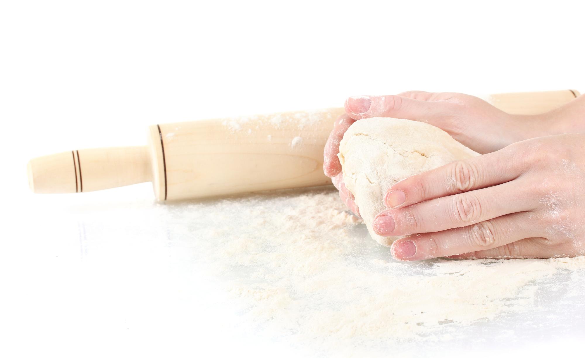 Chef che impasta una sfoglia in laboratorio